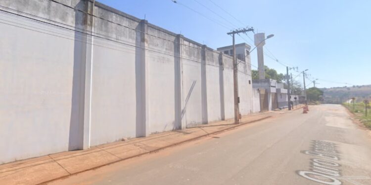 Mulher surta na entrada de presídio em Minas por não aceitar término de relacionamento com detento