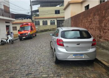 Motociclista fica ferida após colisão com carro no Sagrado Coração de Jesus