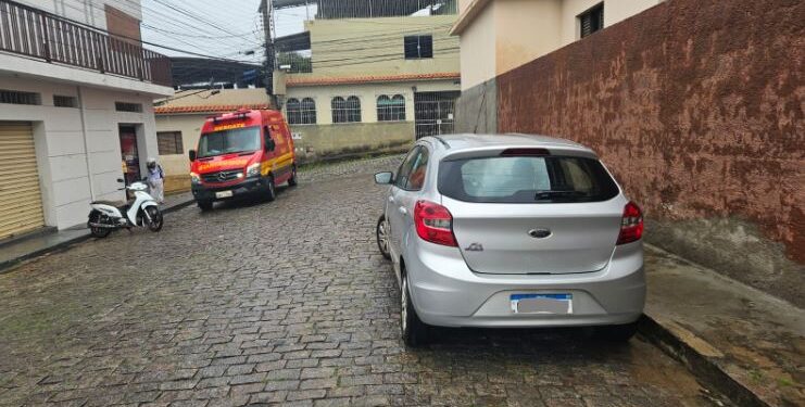 Motociclista fica ferida após colisão com carro no Sagrado Coração de Jesus