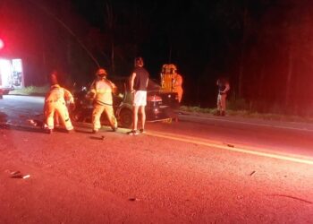 Acidente na MG-050 deixa motorista preso às ferragens e criança ferida