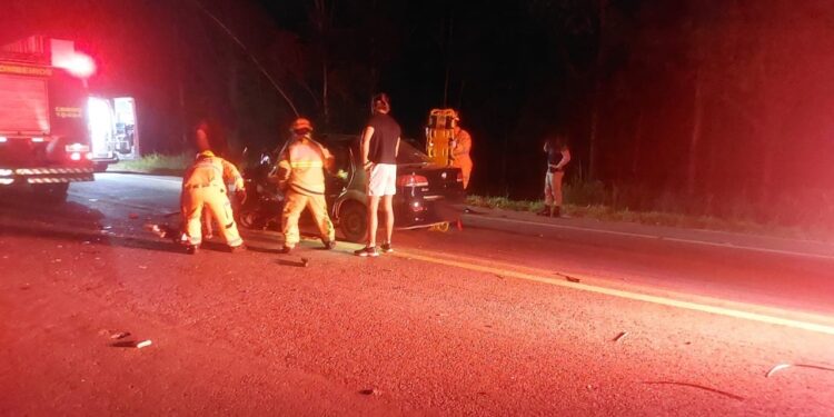 Acidente na MG-050 deixa motorista preso às ferragens e criança ferida