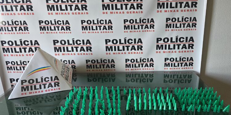 PM apreende menor e dezenas de pinos de cocaína em Iguatama