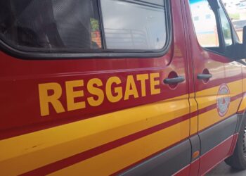 Duas pessoas se ferem após colisão de veículo em estrada rural de Arcos