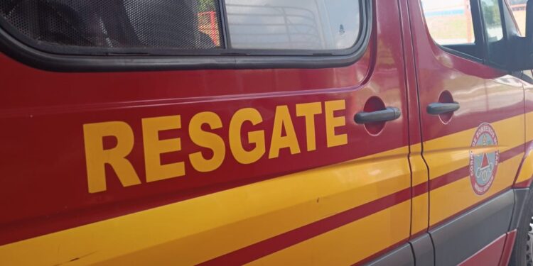 Duas pessoas se ferem após colisão de veículo em estrada rural de Arcos