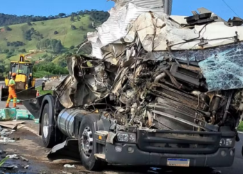 Trânsito da Fernão Dias fica totalmente interditado por 3 horas após carreta tombar