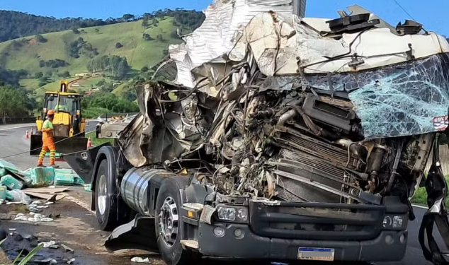 Trânsito da Fernão Dias fica totalmente interditado por 3 horas após carreta tombar