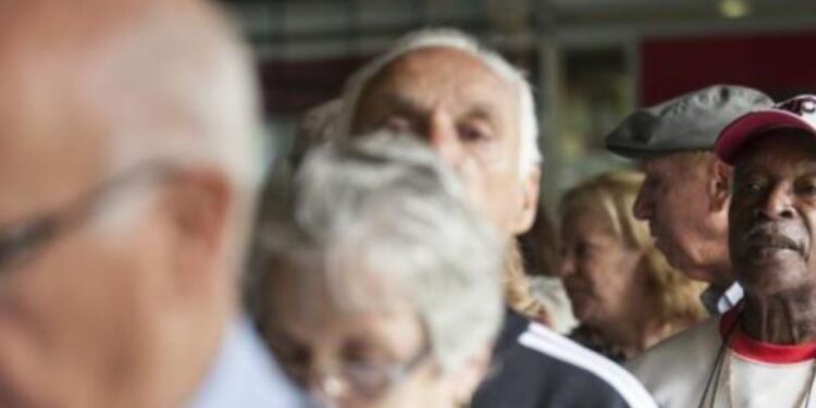 Médicos alertam para riscos da gripe em pessoas com mais de 60 anos