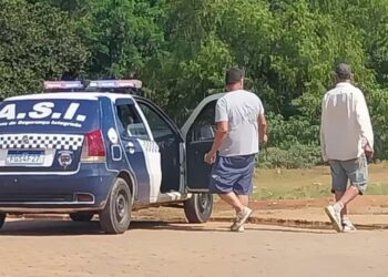 Carro oficial da Prefeitura de Santo Antônio do Pinhal deixa pessoa em situação de rua em Pouso Alegre, MG