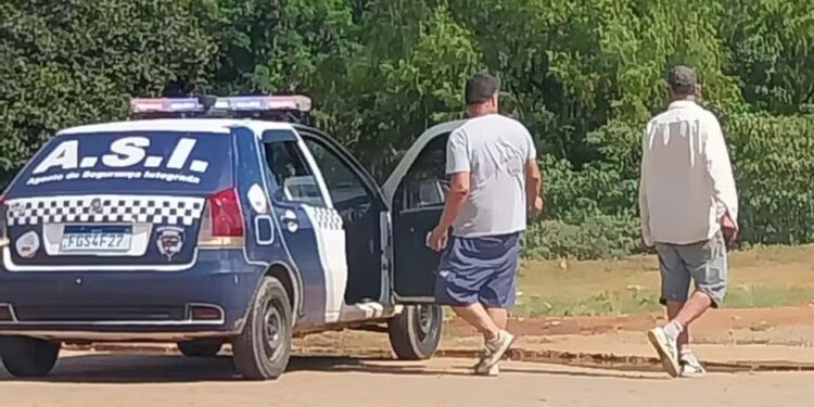 Carro oficial da Prefeitura de Santo Antônio do Pinhal deixa pessoa em situação de rua em Pouso Alegre, MG