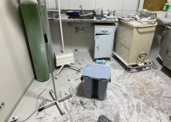 Paciente agride profissionais de saúde, causa destruição e tenta incendiar pronto-socorro em Ituiutaba