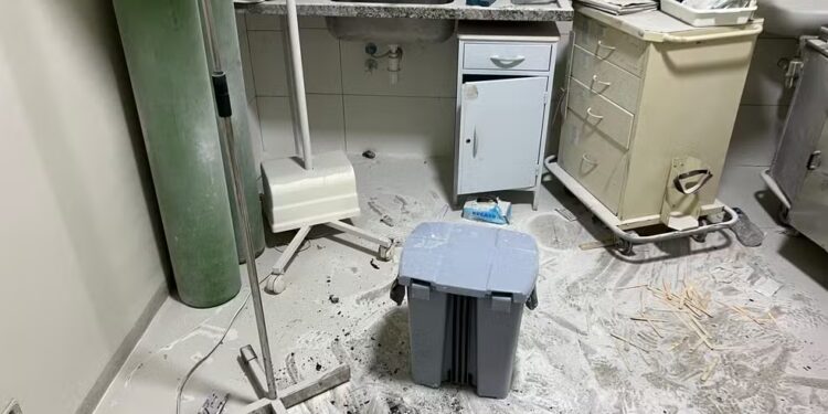 Paciente agride profissionais de saúde, causa destruição e tenta incendiar pronto-socorro em Ituiutaba