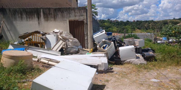 Depósito de lixo urbano preocupa moradores no Vista Alegre