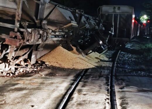 Vagão carregado com soja descarrila e tomba, em Bambuí