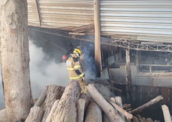Incêndio danifica depósito na Comunidade de Falhas, em Córrego Fundo