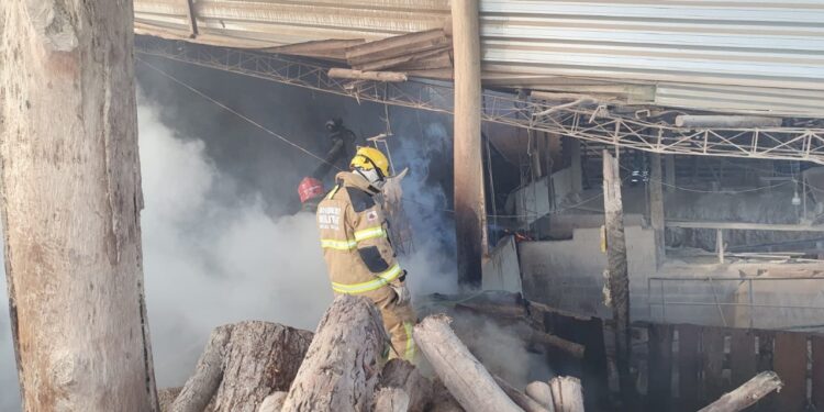 Incêndio danifica depósito na Comunidade de Falhas, em Córrego Fundo