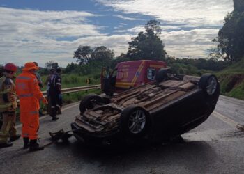 Duas pessoas ficam feridas após carro capotar na MG-050 em Pedra do Indaiá