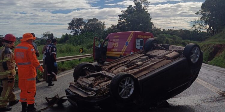 Duas pessoas ficam feridas após carro capotar na MG-050 em Pedra do Indaiá