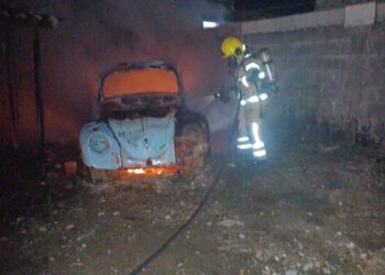 Incêndio destrói Fusca estacionado em lote vago em Formiga