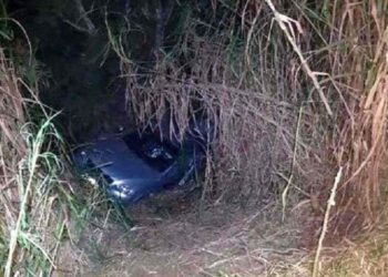 Carro cai em ribanceira e três pessoas morrem na BR-262