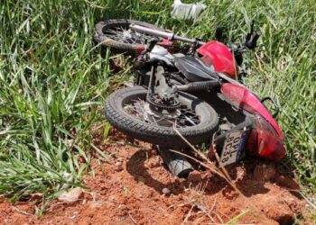 Jovem fica ferido em colisão entre moto e carro na Avenida Magalhães Pinto, em Arcos