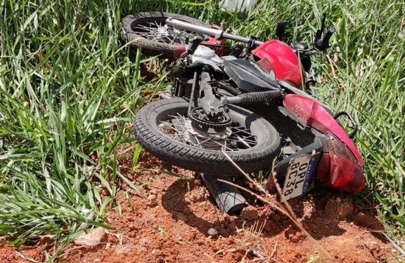 Jovem fica ferido em colisão entre moto e carro na Avenida Magalhães Pinto, em Arcos