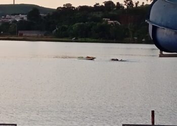 Paramotor cai na Lagoa do Fundão em Formiga