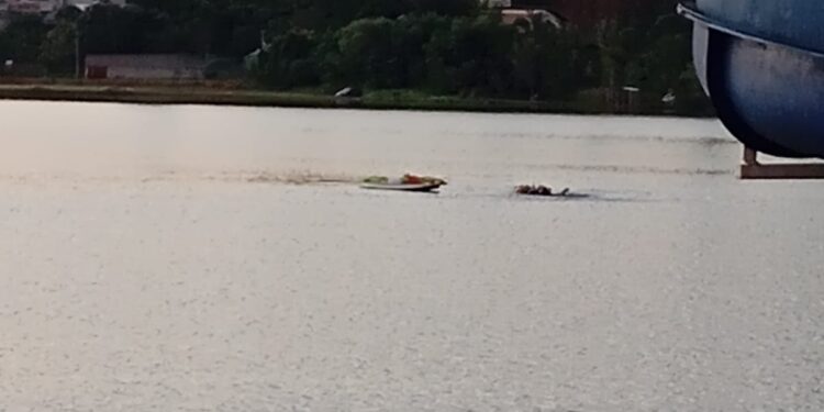Paramotor cai na Lagoa do Fundão em Formiga