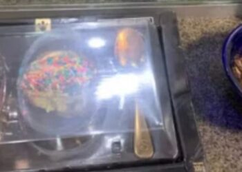 Mulher envenenada com ovo de Páscoa descobre que filho morreu e passa mal