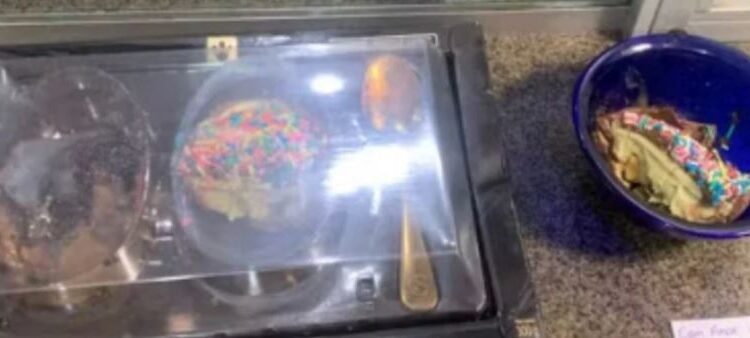 Mulher envenenada com ovo de Páscoa descobre que filho morreu e passa mal