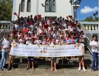 Alunos e funcionários da E.M Rafael José Alves homenageiam professora Márcia Helena Leal