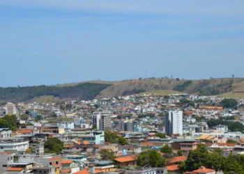 Informe Centro-Oeste apura rotas e horários de coleta de lixo em todo o município. Confira