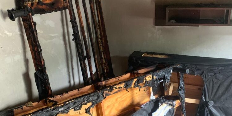 Incêndio atinge apartamento em Arcos e é controlado por moradores antes da chegada dos Bombeiros