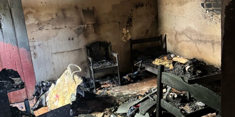 Incêndio em residência mobiliza Corpo de Bombeiros em Bambuí