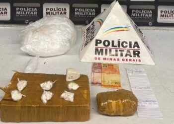 Polícia descobre fundo falso em armário de cozinha com cocaína escondida em casa de foragido