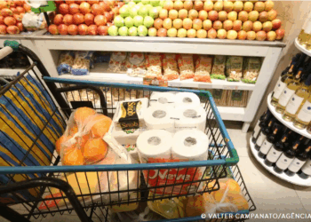 Prévia da inflação de abril fica em 0,43%, puxada pelos alimentos