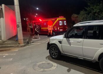 Adolescente fica ferido após colisão entre moto e carro em Arcos