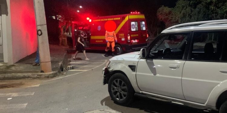 Adolescente fica ferido após colisão entre moto e carro em Arcos