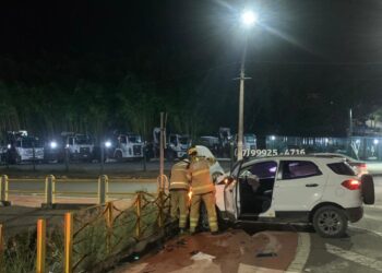 Mulher de 26 anos fica ferida após capotamento de veículo em Arcos