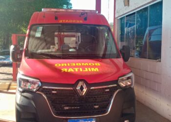 Colisão entre moto e carro deixa duas pessoas feridas em Arcos