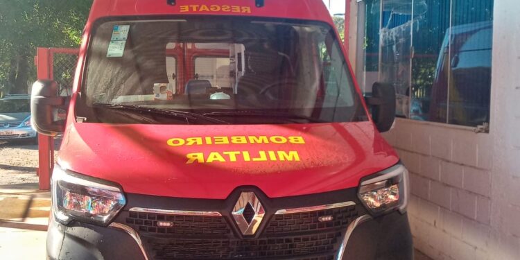 Colisão entre moto e carro deixa duas pessoas feridas em Arcos