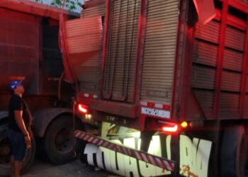 Colisão entre carretas bloqueia BR-354 e deixa uma pessoa ferida em Formiga