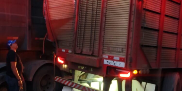 Colisão entre carretas bloqueia BR-354 e deixa uma pessoa ferida em Formiga