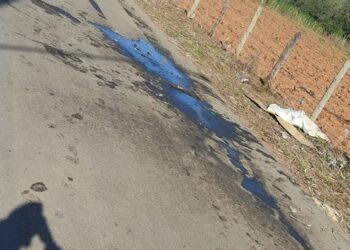 Bombeiros atuam em ocorrência de perigo de derrapagem na zona rural de Arcos