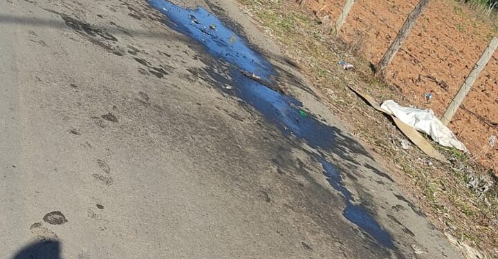 Bombeiros atuam em ocorrência de perigo de derrapagem na zona rural de Arcos