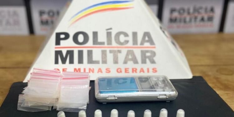 Suspeito com passagens por tráfico e alvo de denúncias é preso com drogas e munições em Bambuí