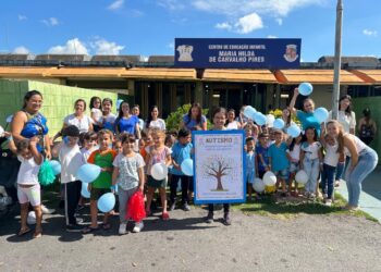 Alunos realizam passeata pelo Dia Mundial de Conscientização sobre o Autismo