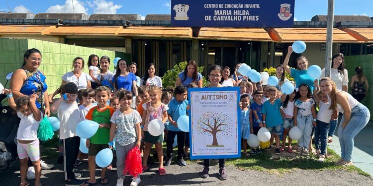 Alunos realizam passeata pelo Dia Mundial de Conscientização sobre o Autismo