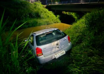 Carro cai no rio Formiga durante a madrugada
