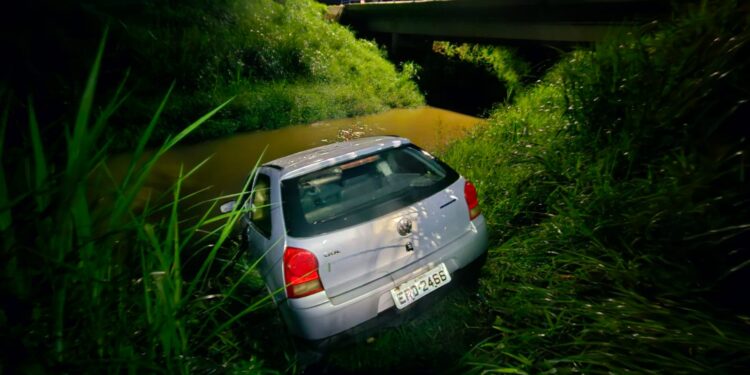 Carro cai no rio Formiga durante a madrugada