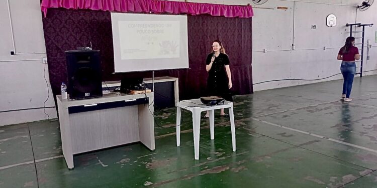 Secretaria de Políticas Sociais promove ação de conscientização sobre autismo para grupo de mulheres em Córrego Fundo